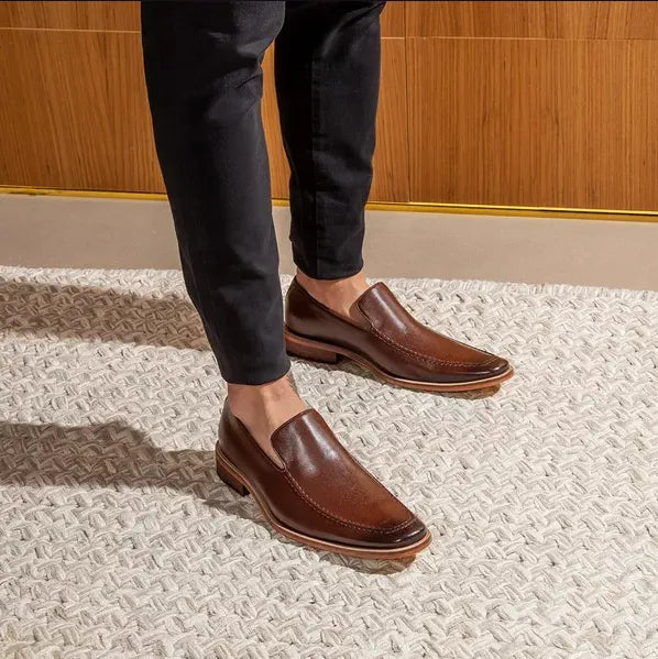 homem usando mocassim masculino marrom