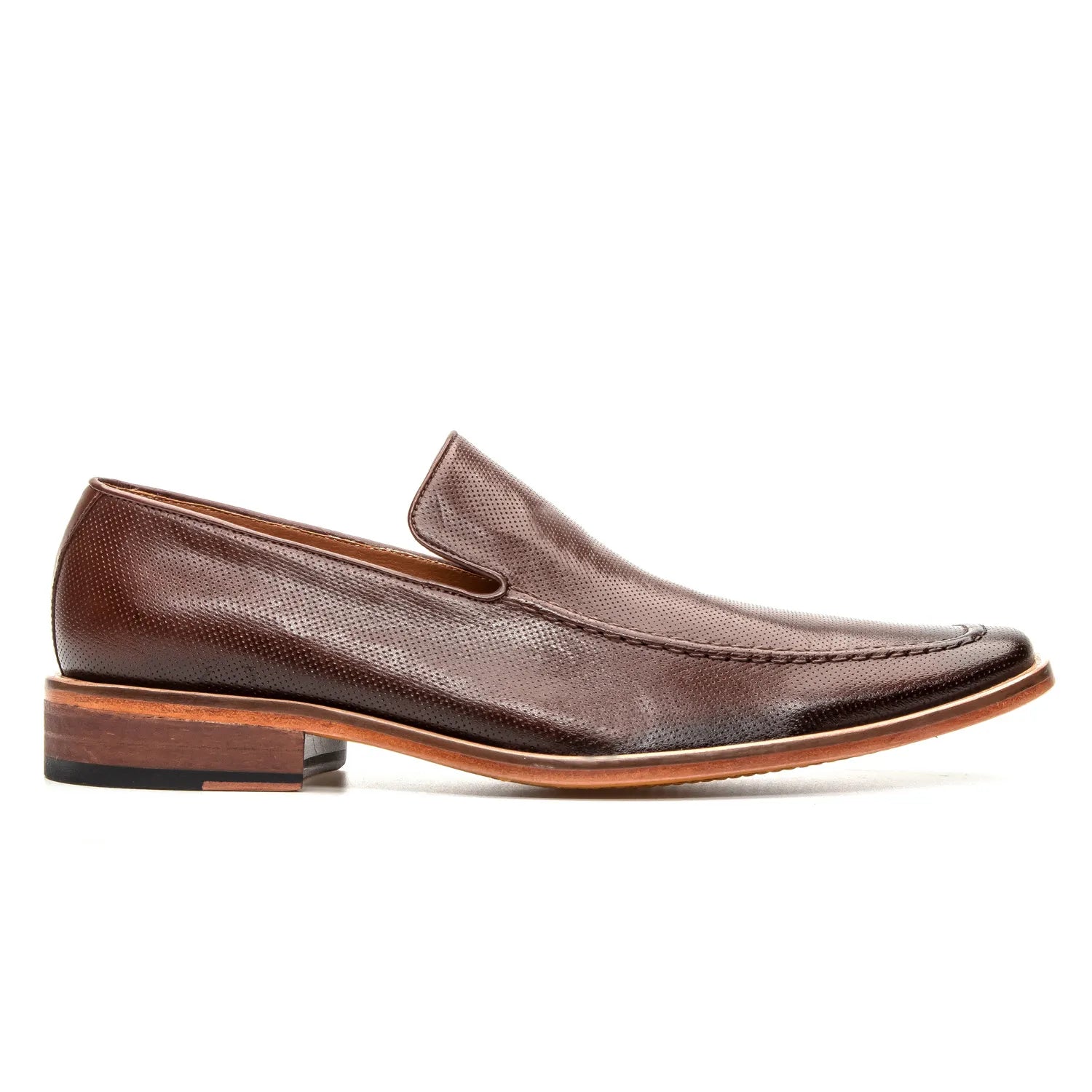 visão lateral mocassim masculino marrom de couro