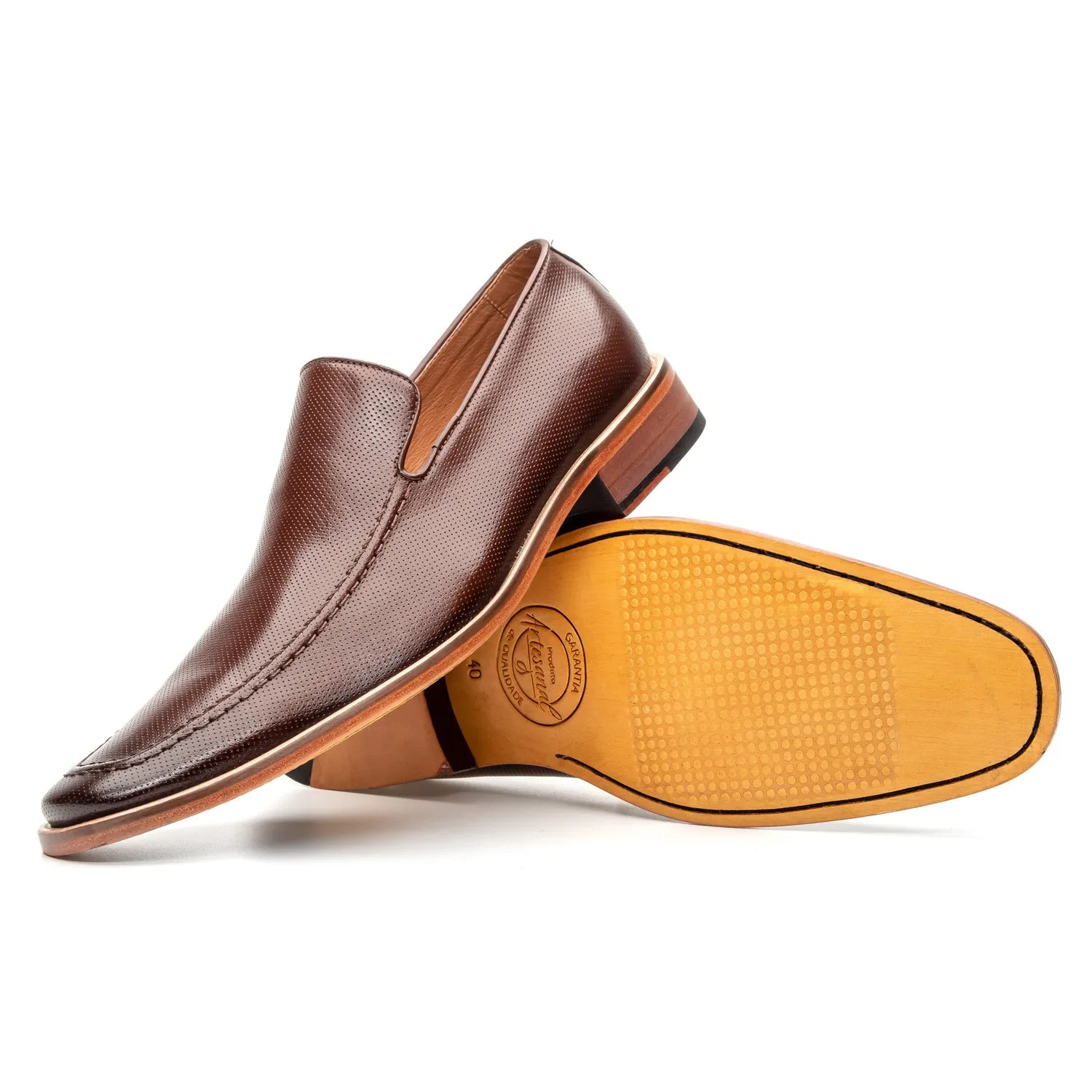 mocassim masculino marrom mostrando solado