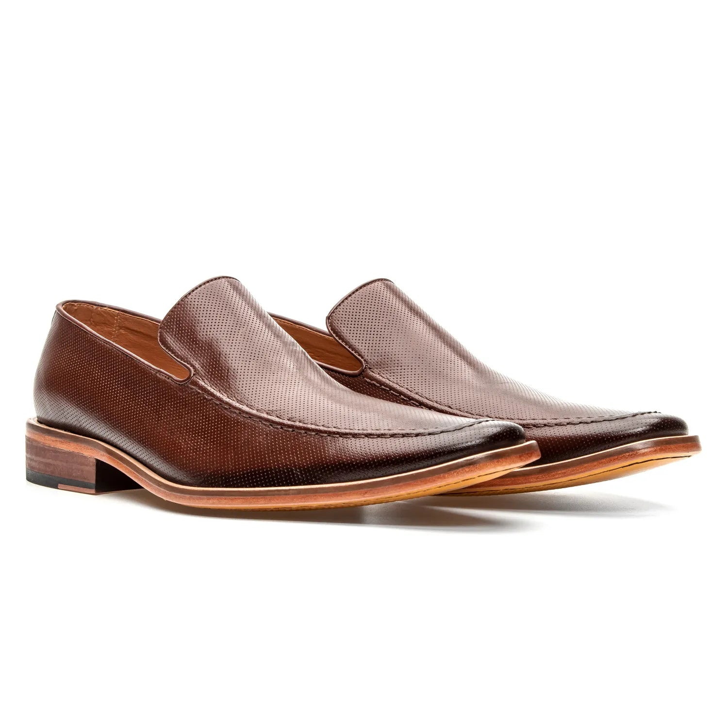 visão de frente mocassim masculino marrom