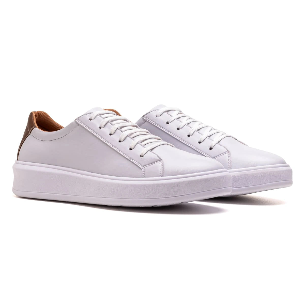 par de tenis casual masculino branco visão de lado