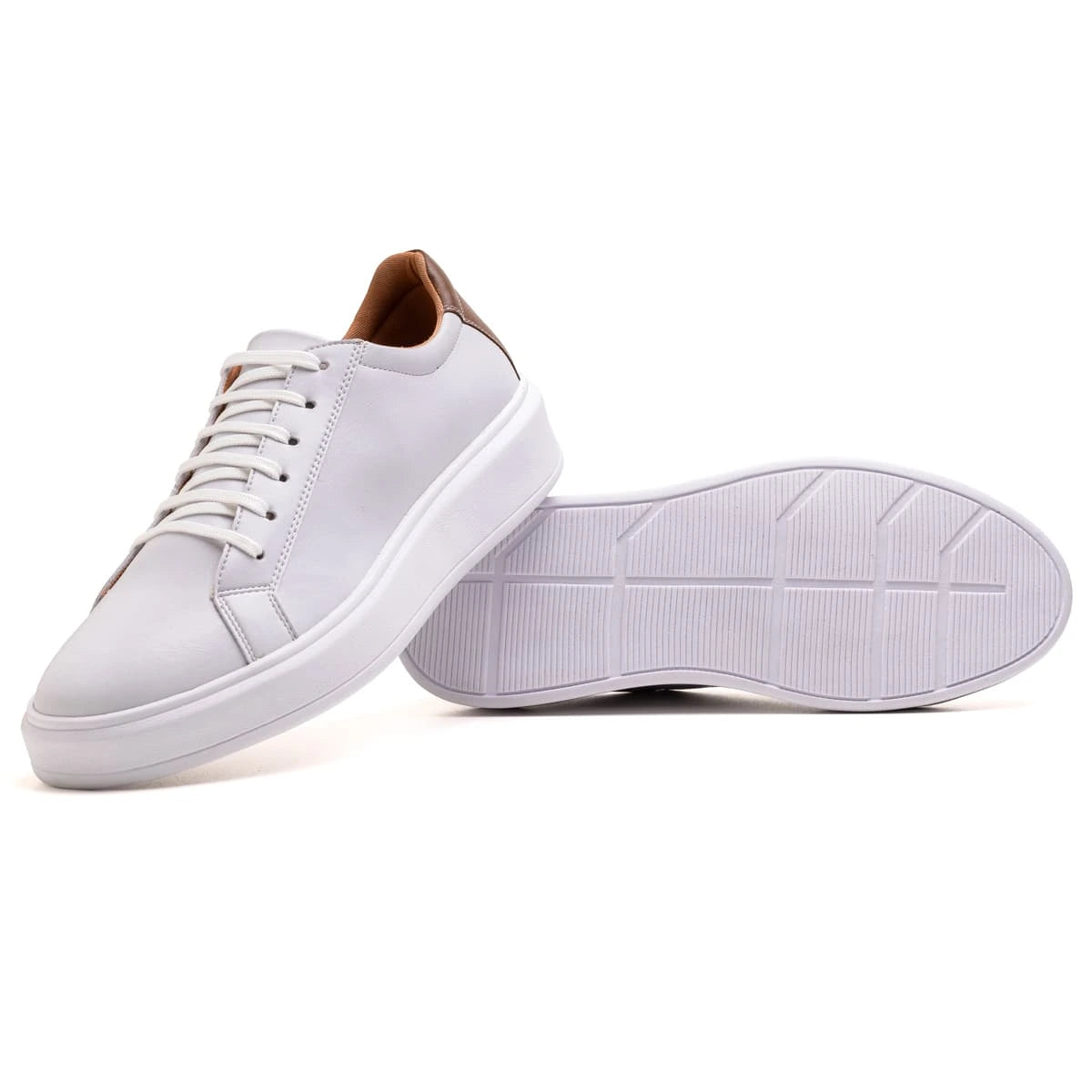 tenis casual masculino mostrando o solado