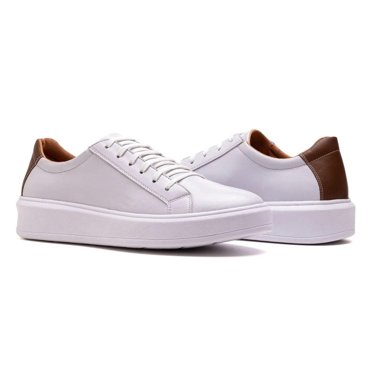 par de tenis casual masculino branco mostrando acabamentos
