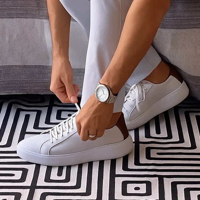 homem amarrando tenis casual branco