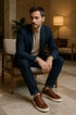 homem em um ambiente elegante usando seu tenis casual de couro vellaro