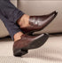 loafer vanguarda marrom no modelo