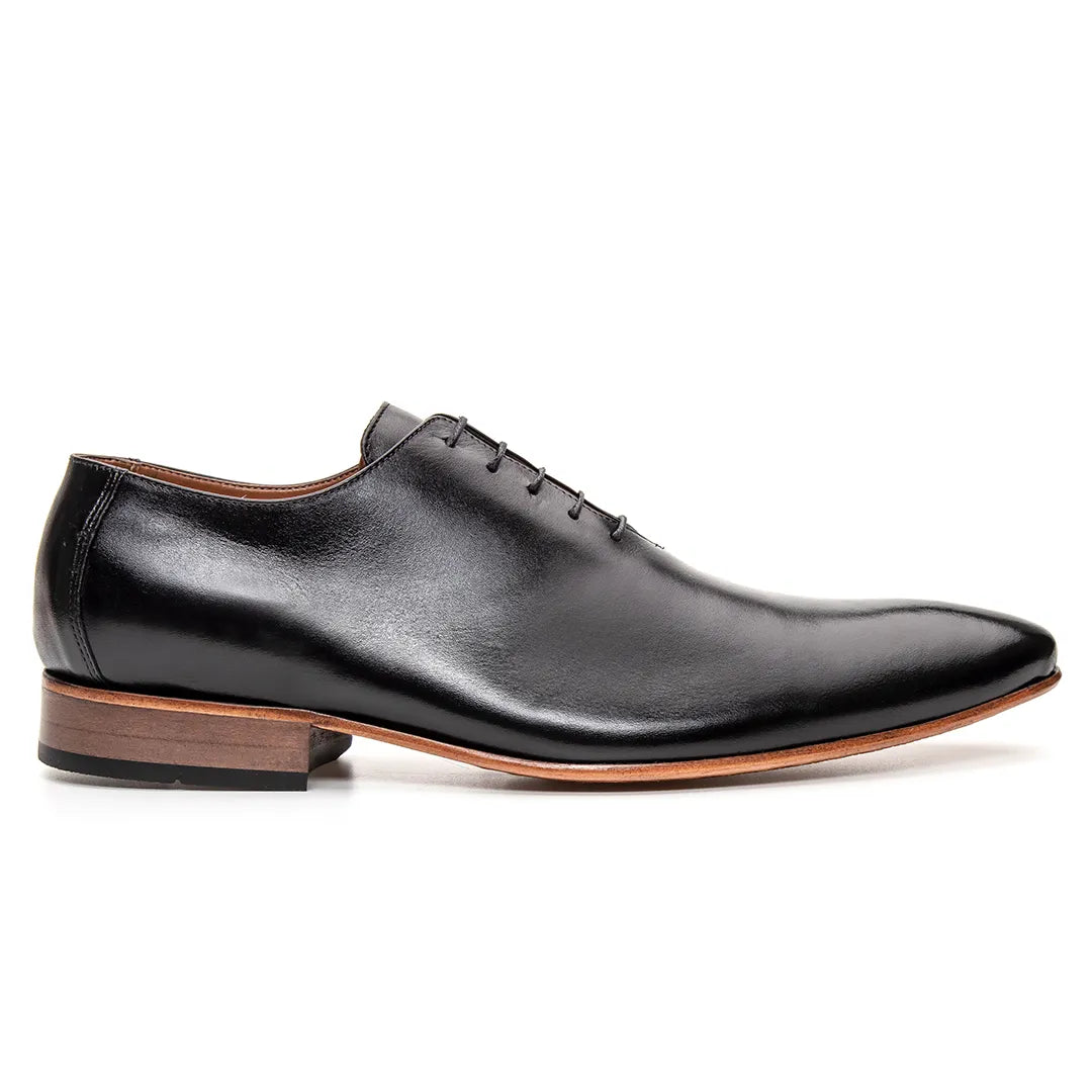 visão de lado do sapato masculino de couro vellaro