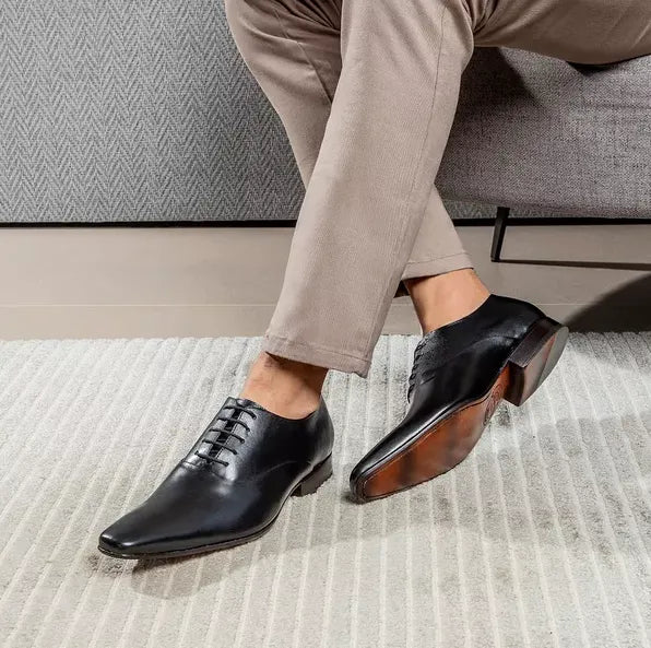 homem usando sapato social oxford