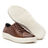tenis casual de couro whisky mostrando o solado branco