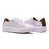 par de tenis casual masculino branco mostrando acabamentos