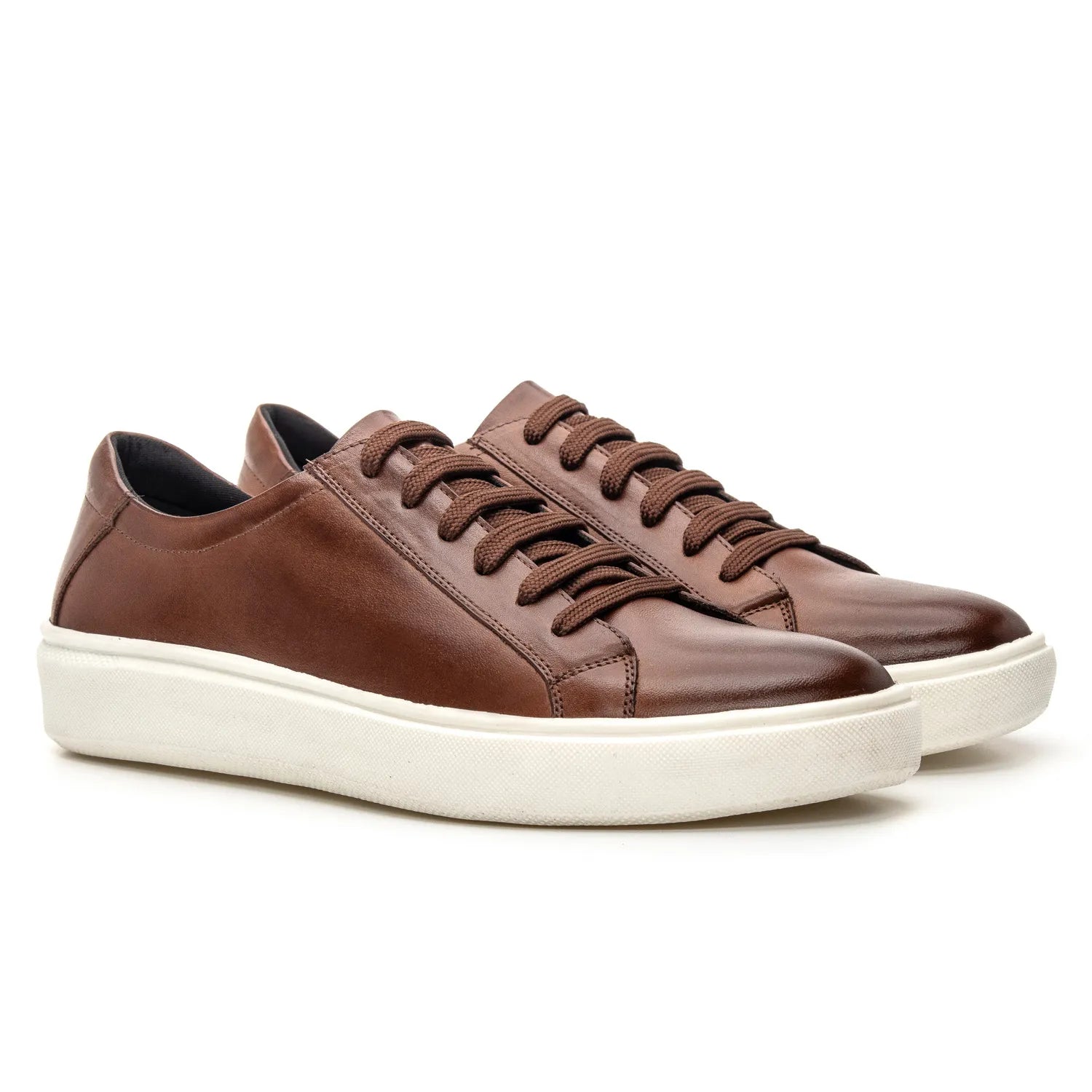 par de tenis casual de couro whisky