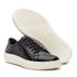 tenis casual de couro preto masculino mostrando o solado branco
