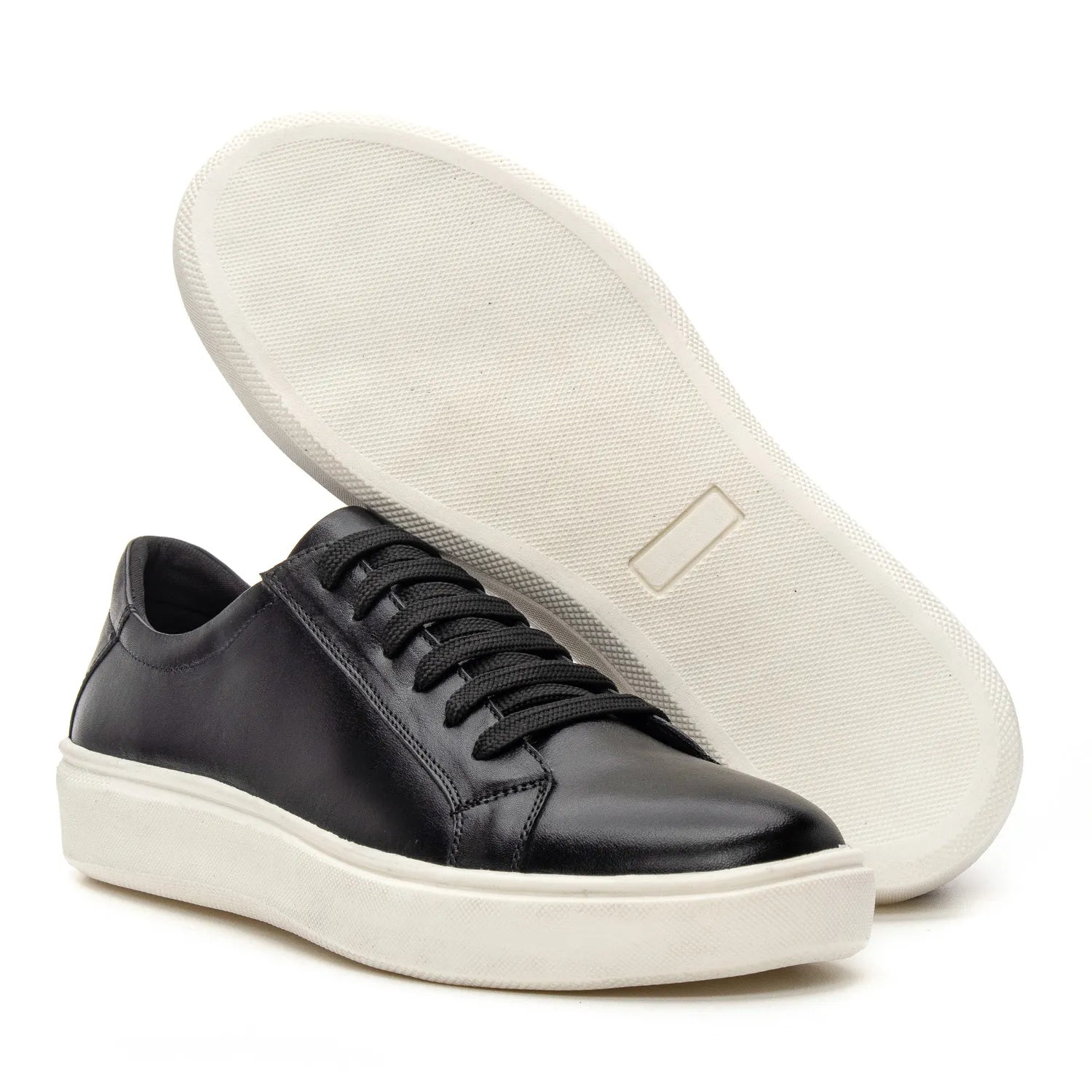 tenis casual de couro preto masculino mostrando o solado branco