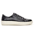 visão de lado do tenis casual de couro preto masculino