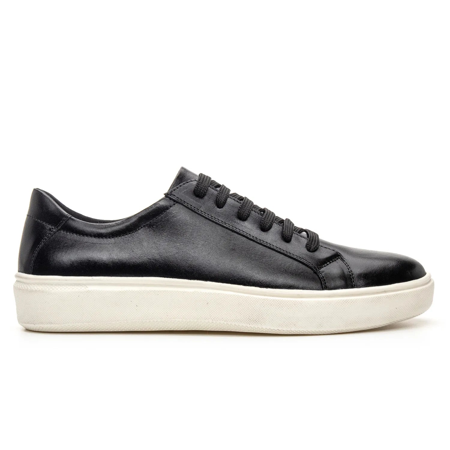 visão de lado do tenis casual de couro preto masculino